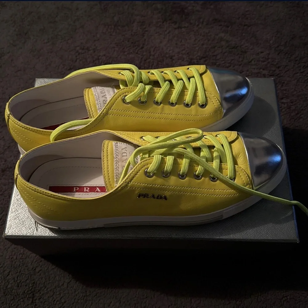 Woman vintage prada sneakers - Picture 2 of 3